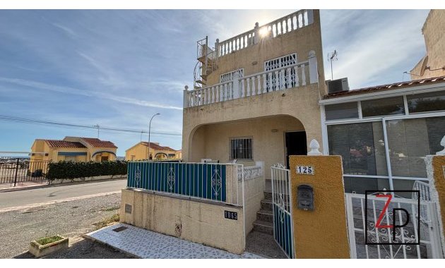 Adosado - Reventa - La Marina -
                urb. La Marina