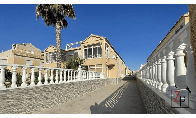 Apartamento - Reventa - Torrevieja -
                Baños de Europa