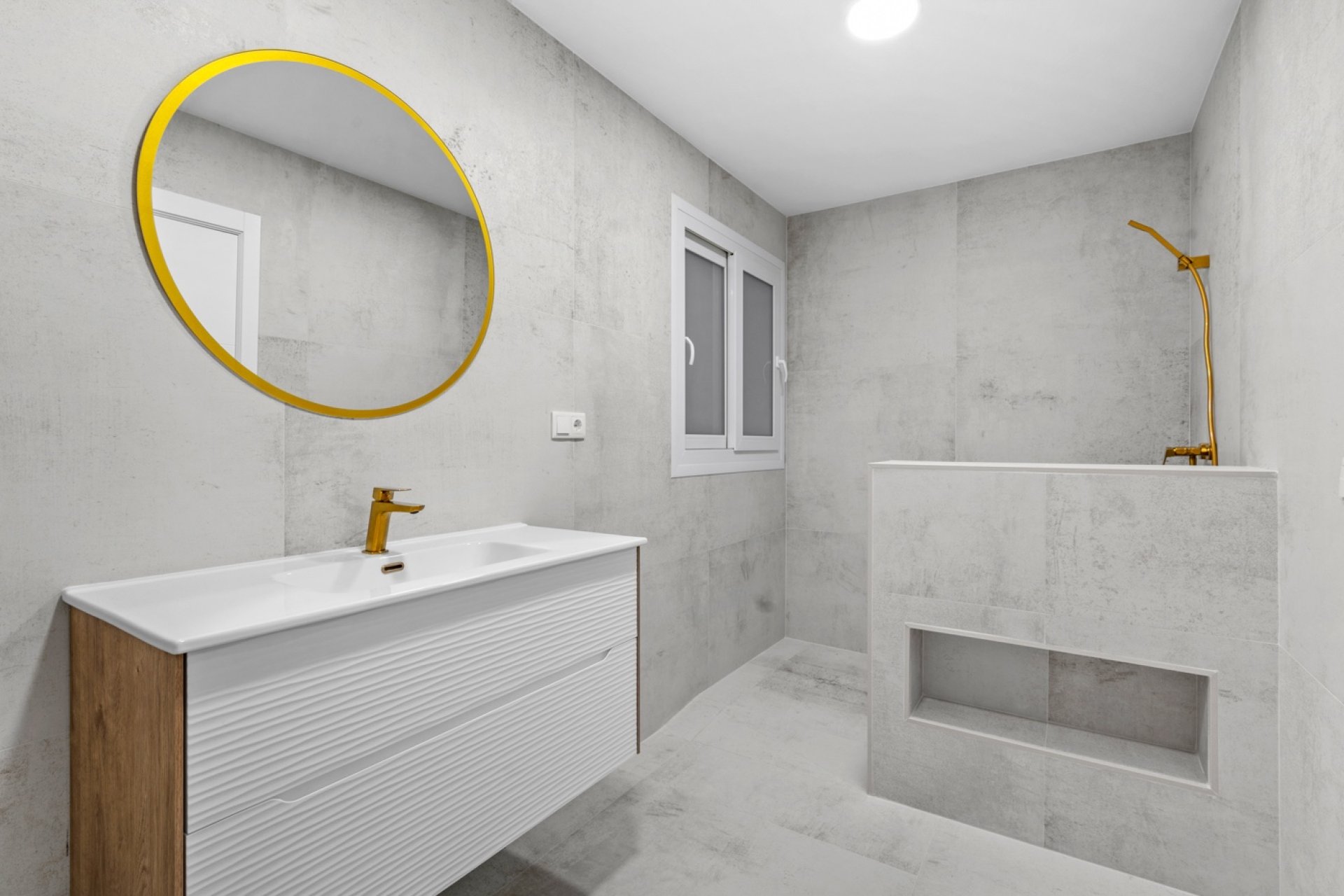 Resale - Apartment  -
Torrevieja - El Acequión - Los Náufragos