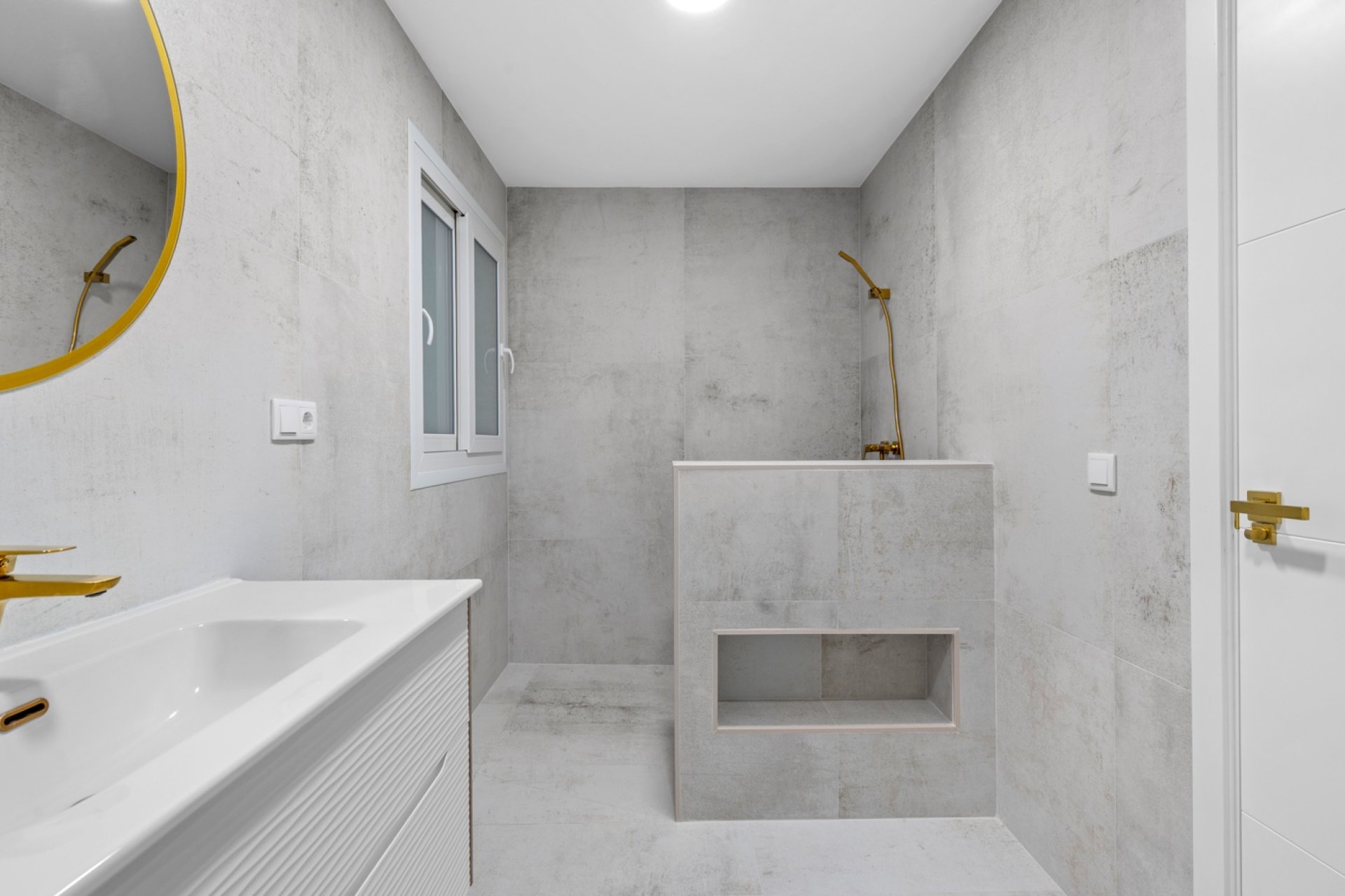 Resale - Apartment  -
Torrevieja - El Acequión - Los Náufragos