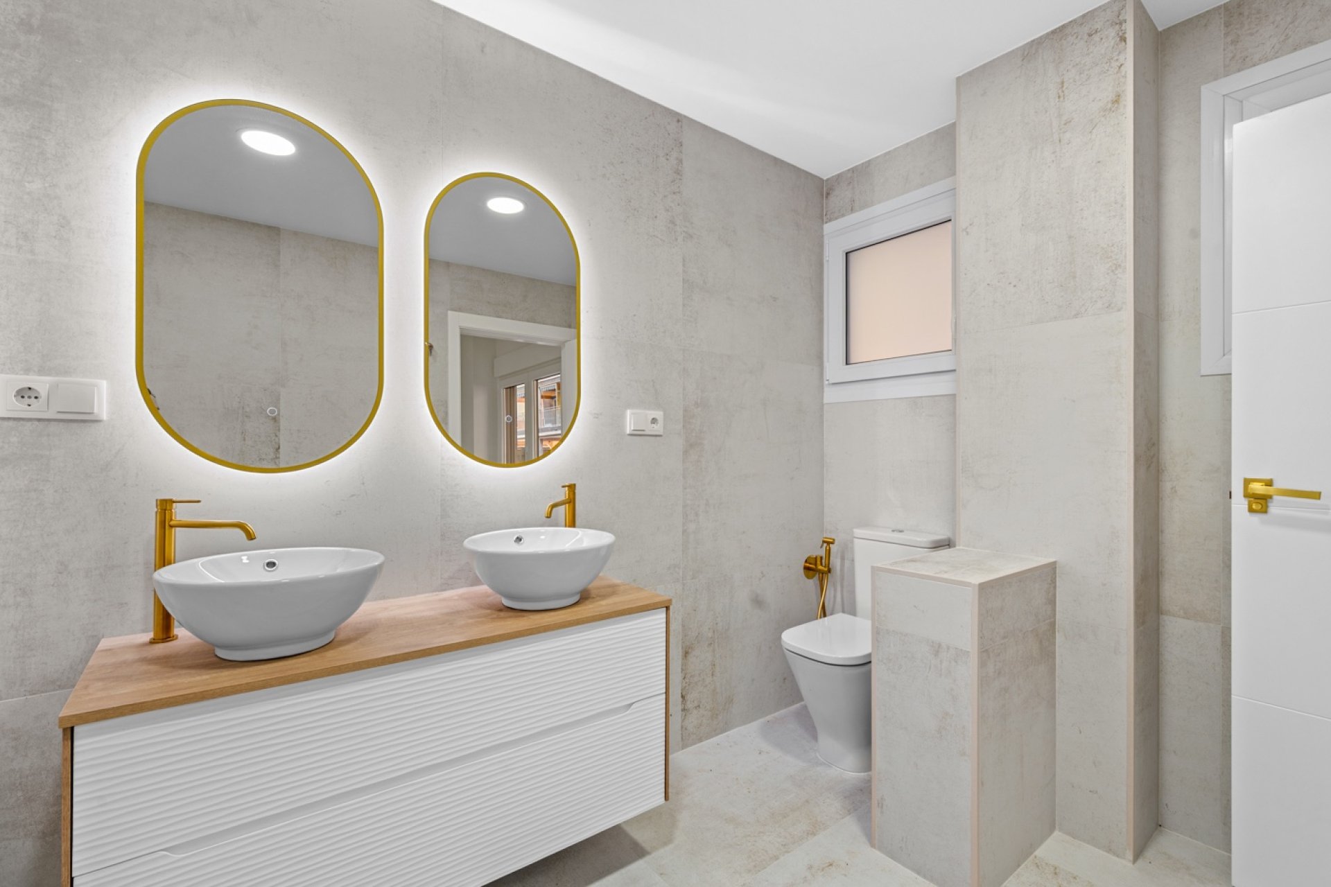 Resale - Apartment  -
Torrevieja - El Acequión - Los Náufragos