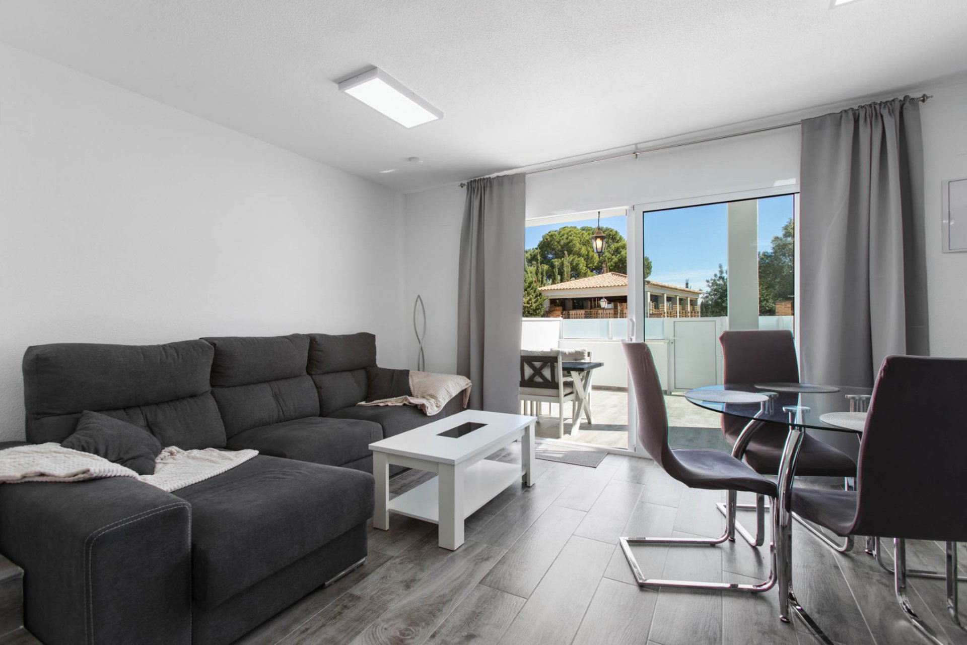 Resale - Apartment  -
Torrevieja - Lago Jardin