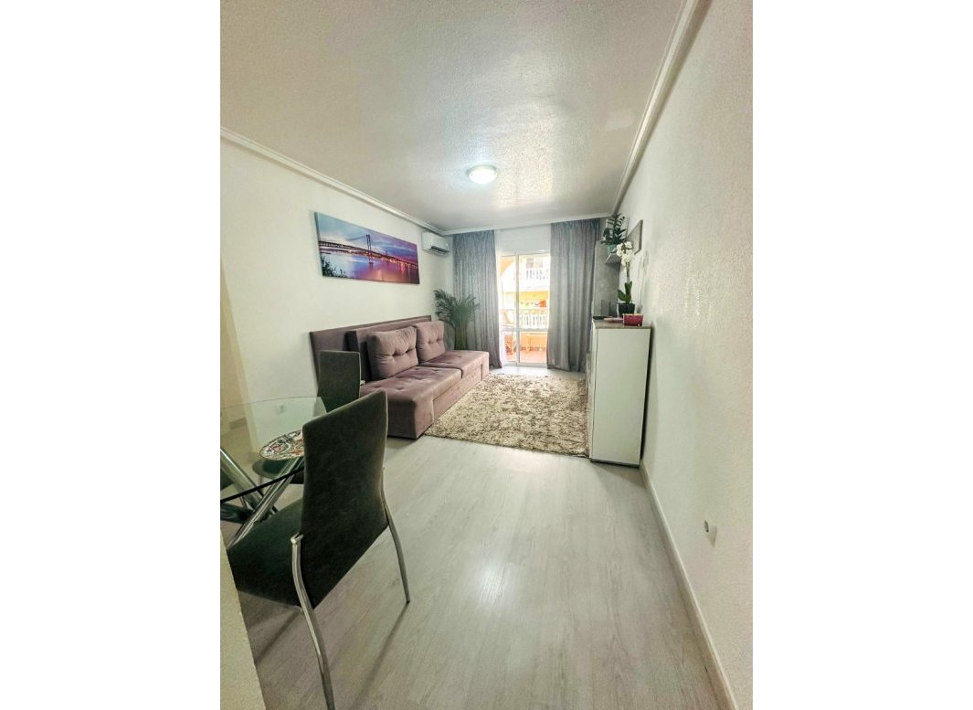 Resale - Apartment  -
Torrevieja - Parque de las Naciones