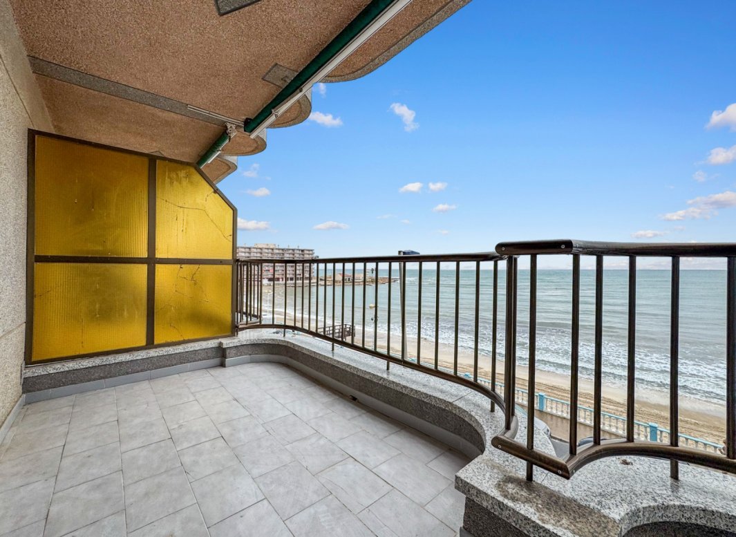 Resale - Apartment  -
Torrevieja - Playa de los Locos