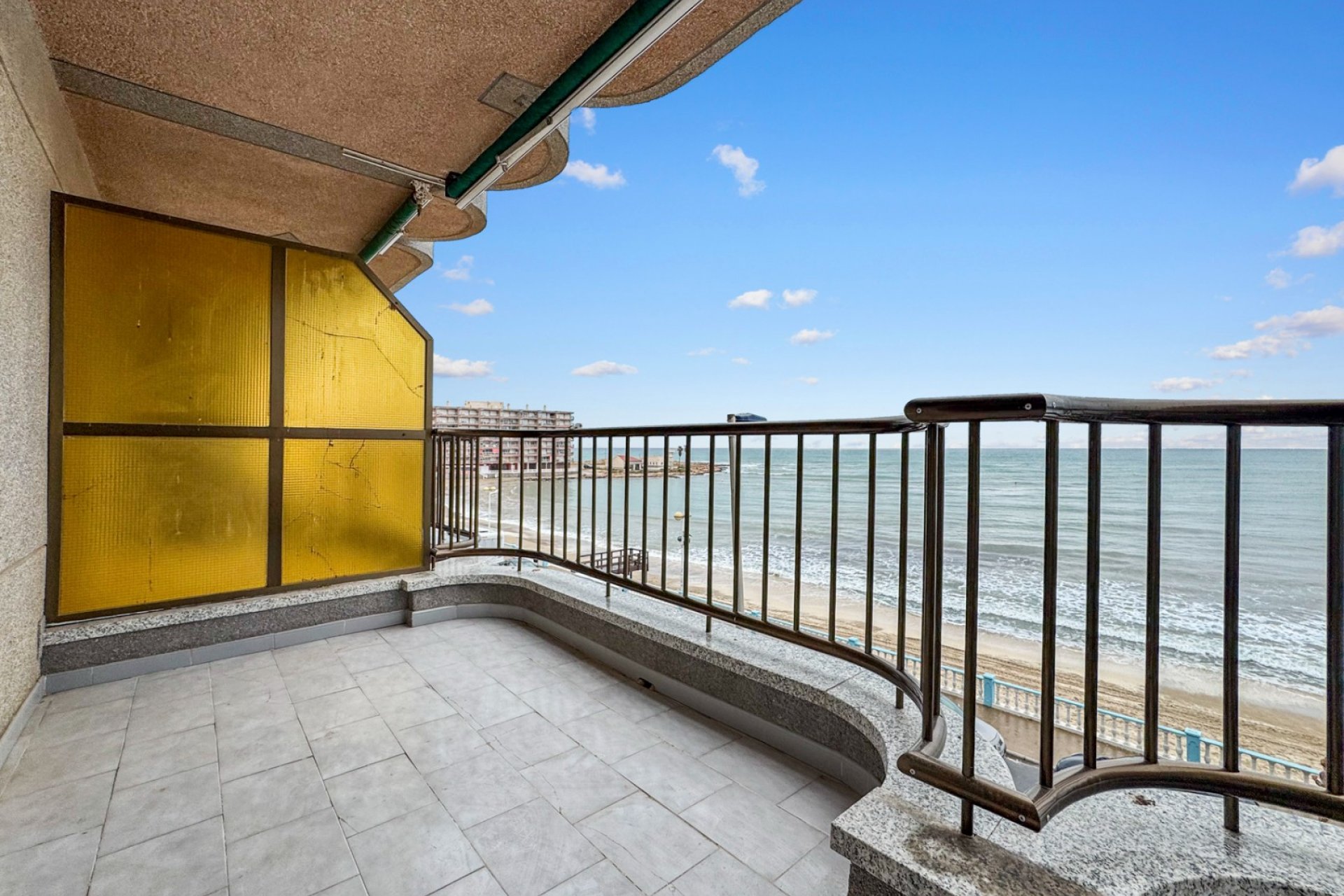 Resale - Apartment  -
Torrevieja - Playa de los Locos