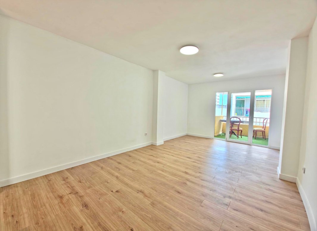 Resale - Apartment  -
Torrevieja - Playa Los Naufragos