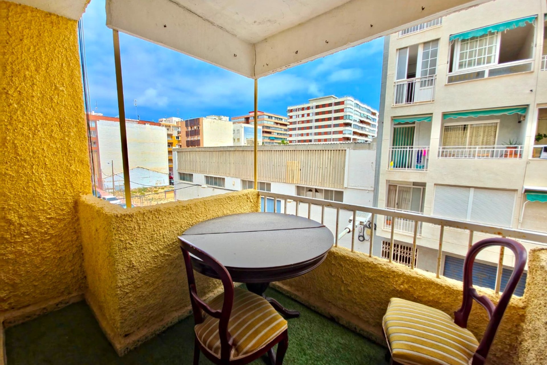 Resale - Apartment  -
Torrevieja - Playa Los Naufragos