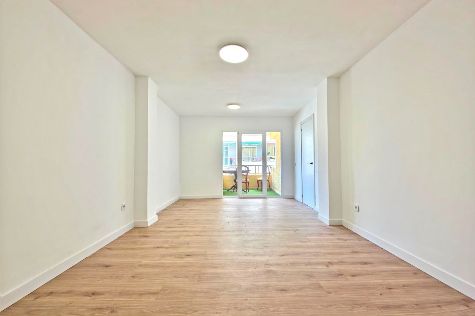 Resale - Apartment  -
Torrevieja - Playa Los Naufragos