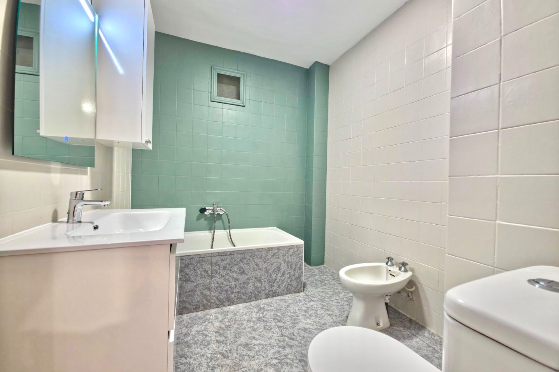 Resale - Apartment  -
Torrevieja - Playa Los Naufragos
