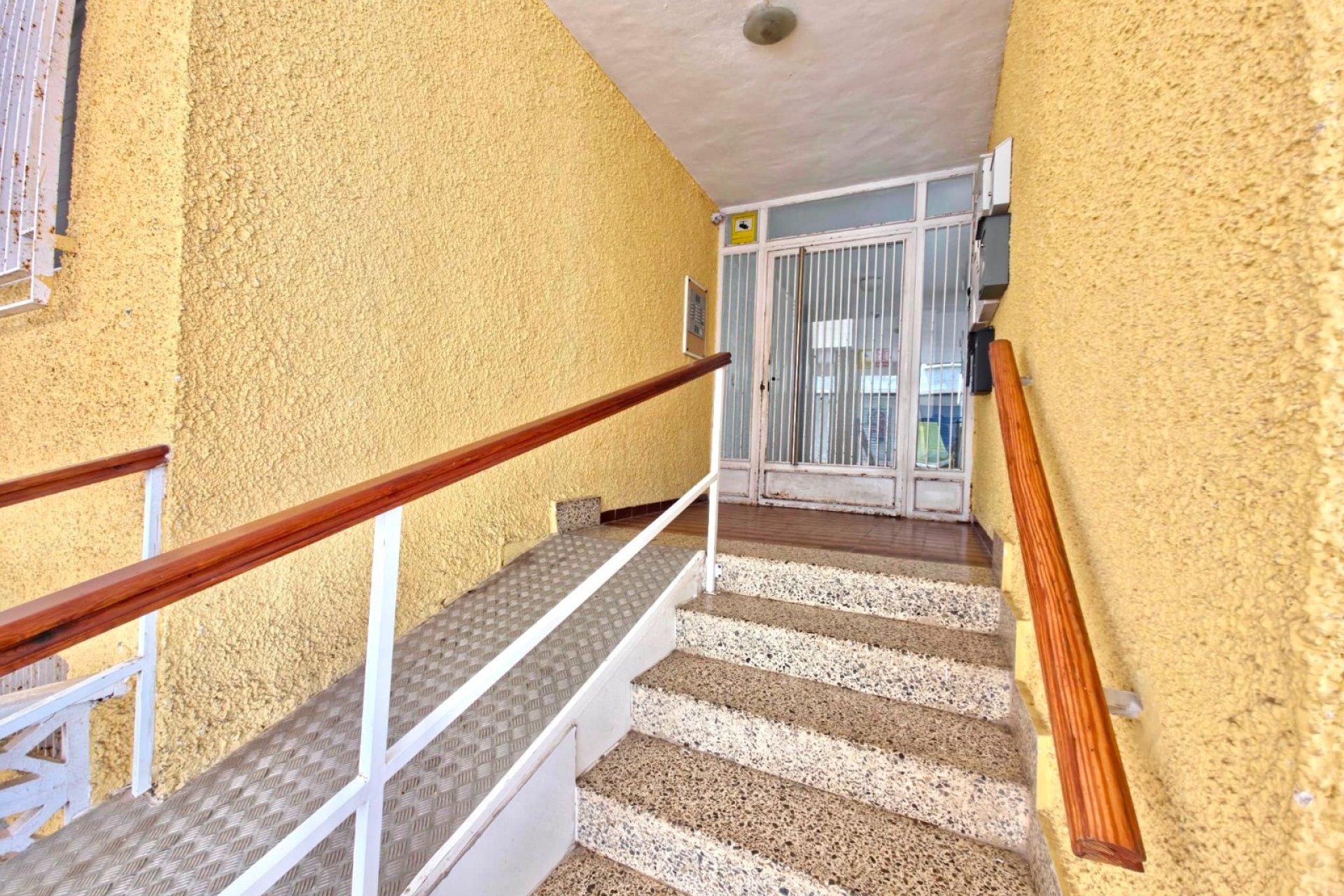 Resale - Apartment  -
Torrevieja - Playa Los Naufragos