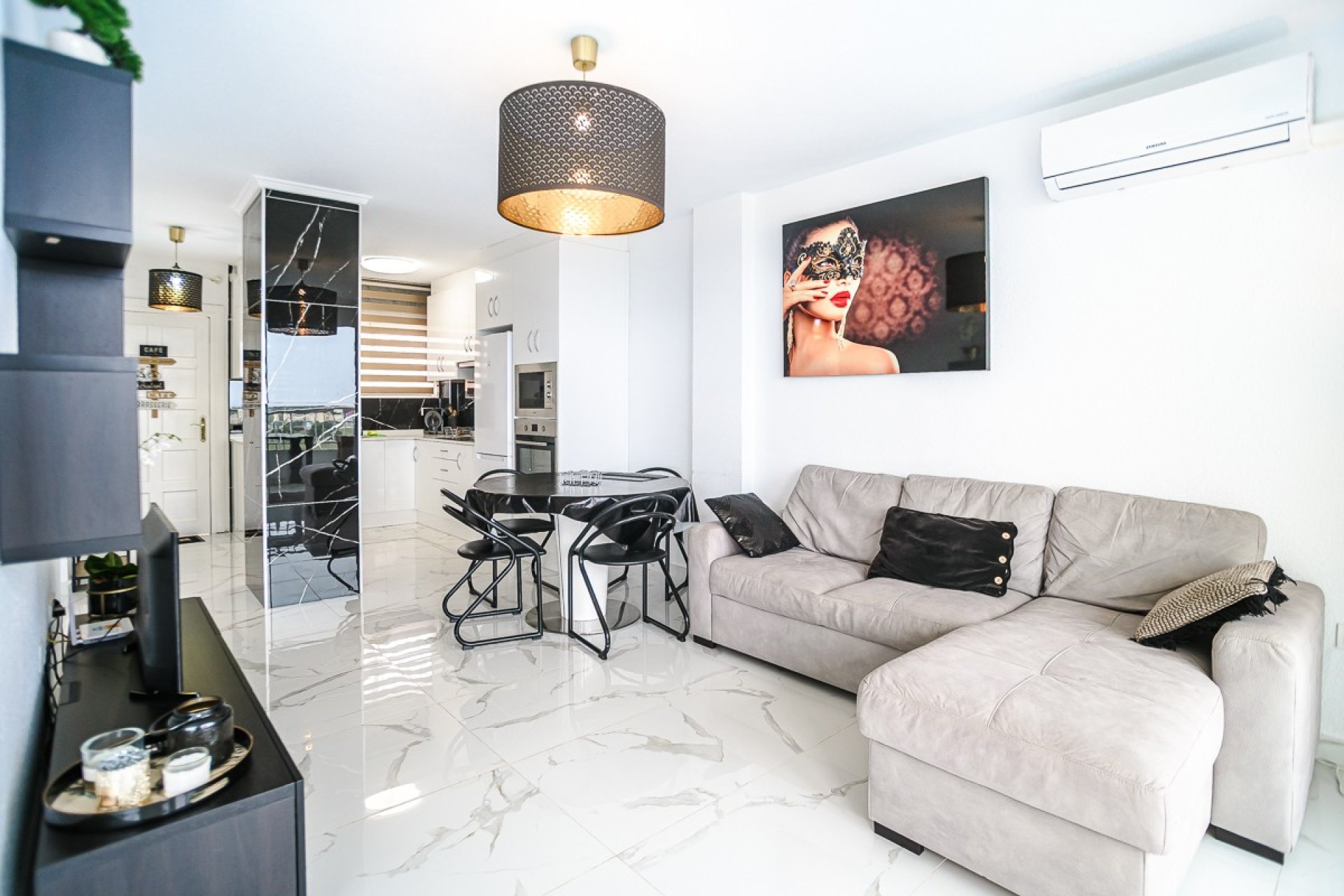 Resale - Apartment  -
Torrevieja - Punta Prima