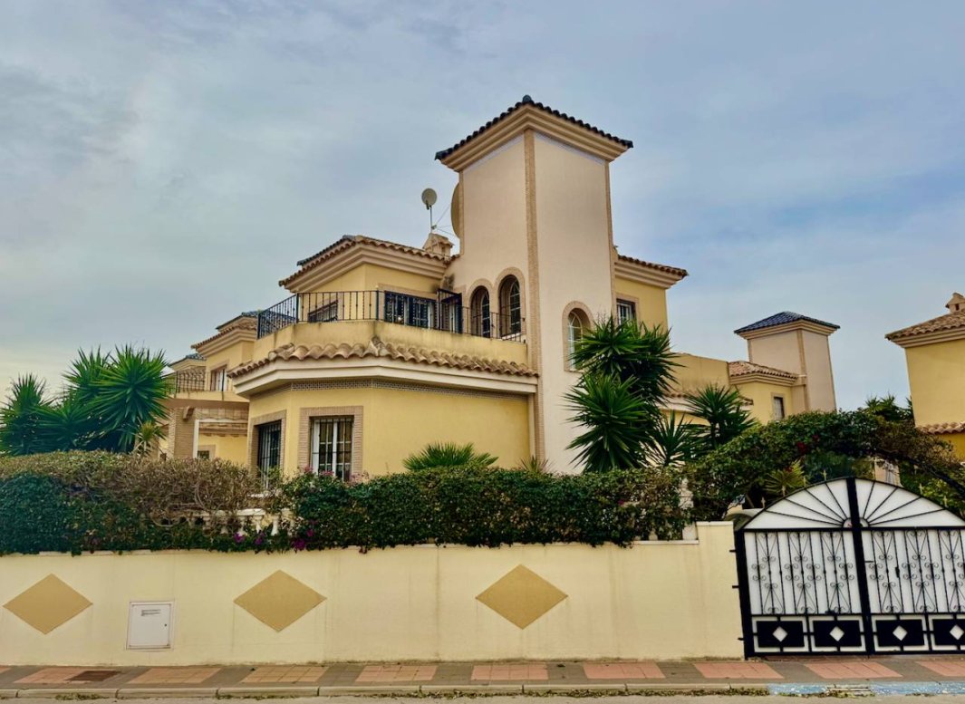Resale - Villa -
3409 - Lo Crispin