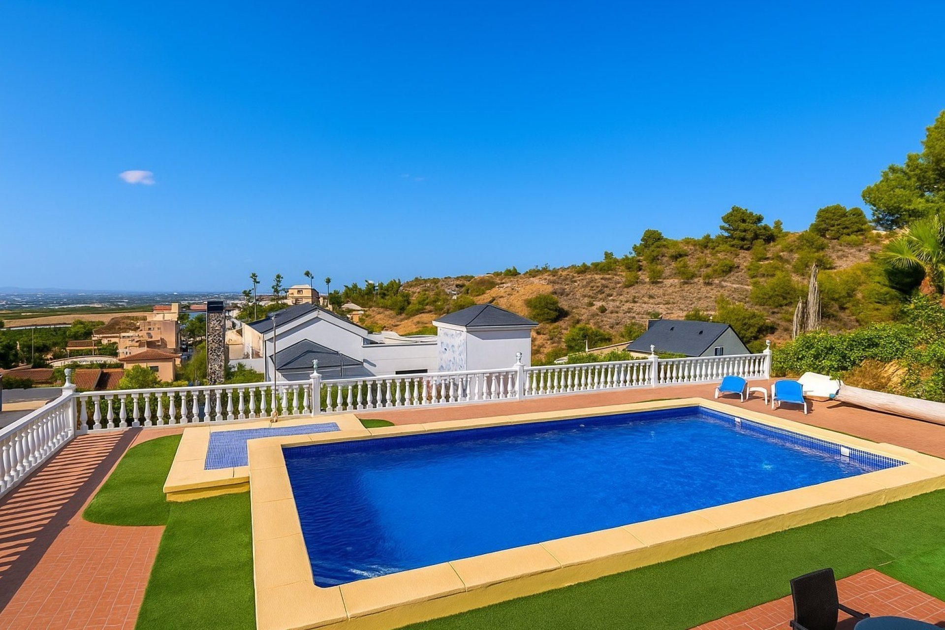 Resale - Villa -
3409 - Montemar