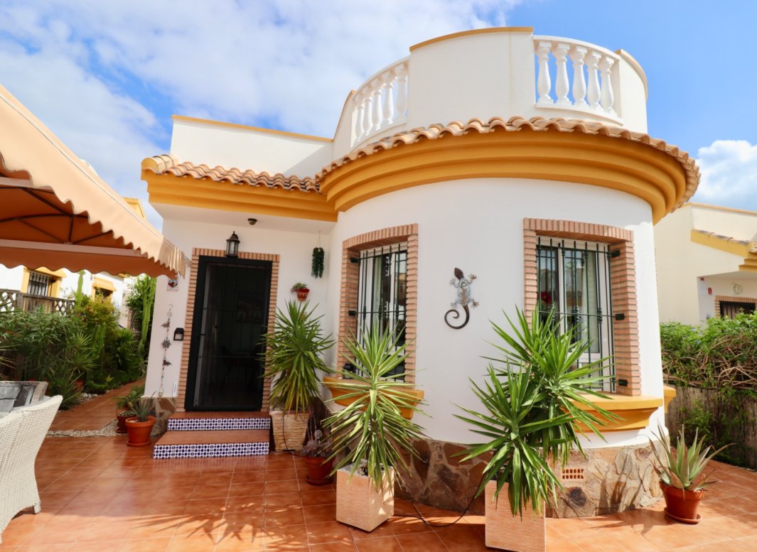 Resale - Villa -
Guardamar del Segura - El Raso