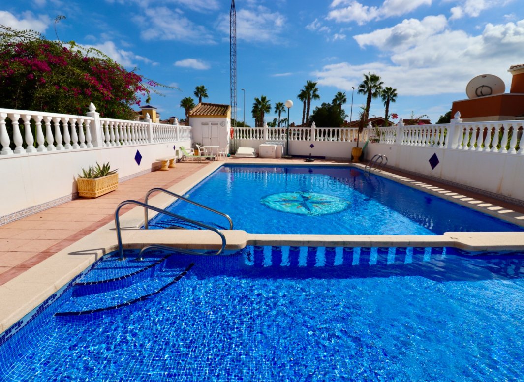 Resale - Villa -
Guardamar del Segura - El Raso