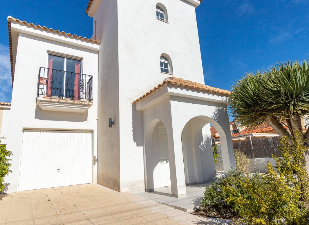 Resale - Villa -
Los Balcones
