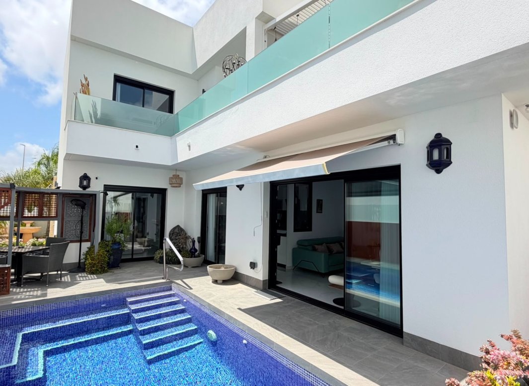 Resale - Villa -
Los Montesinos - La Herrada