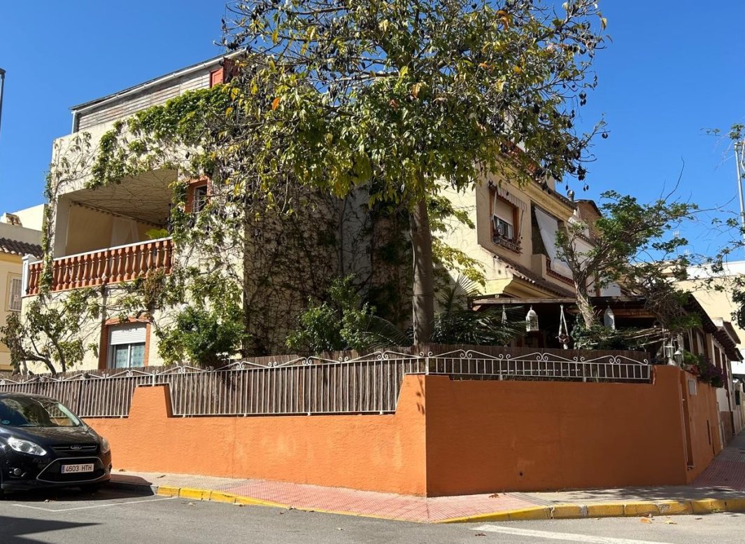 Resale - Villa -
Los Montesinos