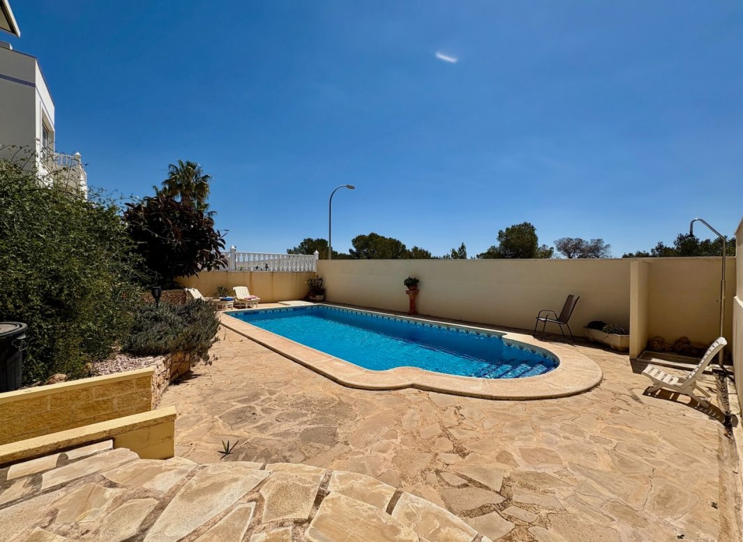 Resale - Villa -
Orihuela Costa - Villamartín