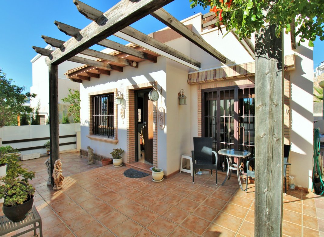 Resale - Villa -
Villamartín - PAU 8