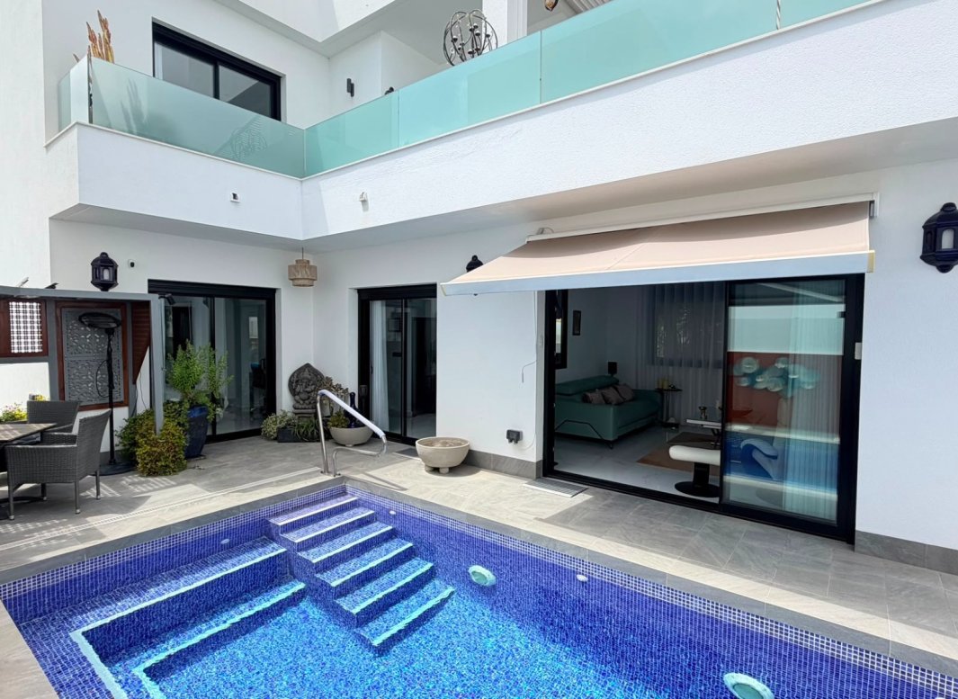 Reventa - Villa -
Los Montesinos - La Herrada