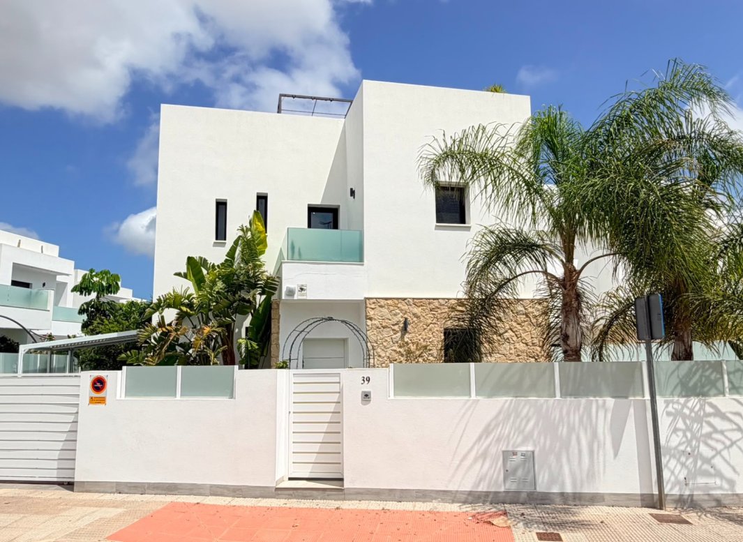 Reventa - Villa -
Los Montesinos - La Herrada