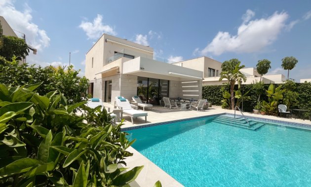 Villa - Reventa - Los Montesinos -
                La Herrada