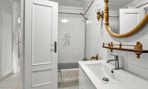Resale - Apartment  -
Torrevieja - Playa de los Locos
