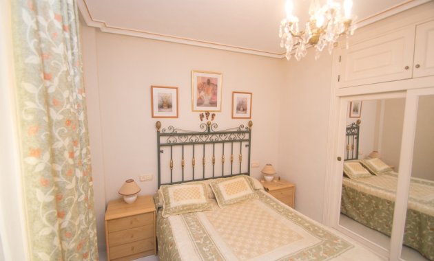 Resale - Apartment  -
Torrevieja - La veleta