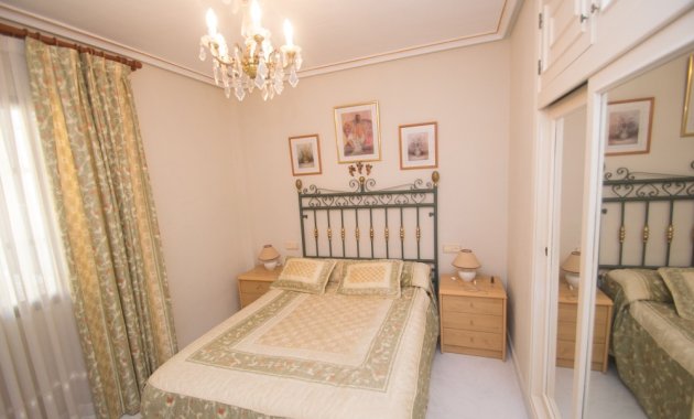 Resale - Apartment  -
Torrevieja - La veleta