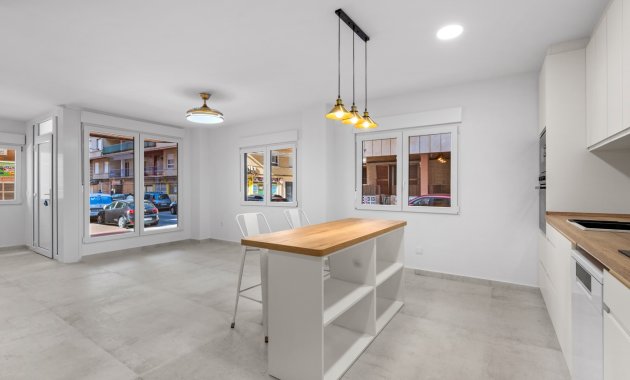 Resale - Apartment  -
Torrevieja - El Acequión - Los Náufragos