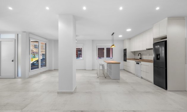 Resale - Apartment  -
Torrevieja - El Acequión - Los Náufragos