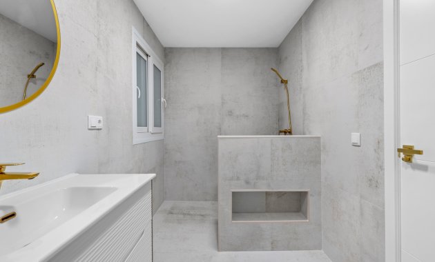 Resale - Apartment  -
Torrevieja - El Acequión - Los Náufragos