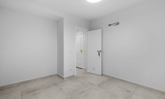 Resale - Apartment  -
Torrevieja - El Acequión - Los Náufragos