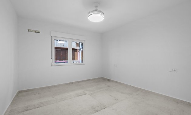 Resale - Apartment  -
Torrevieja - El Acequión - Los Náufragos