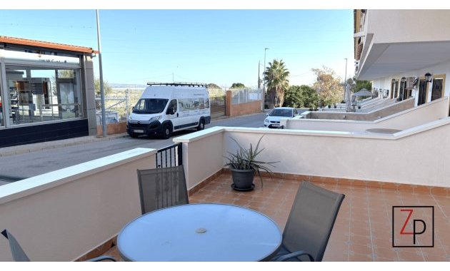 Reventa - Apartamento planta baja -
San Miguel de Salinas - Pueblo