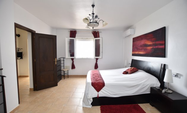 Resale - Villa -
3409 - Montemar