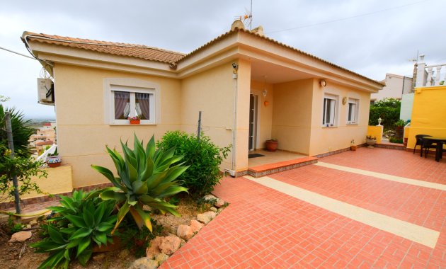 Resale - Villa -
3409 - Montemar