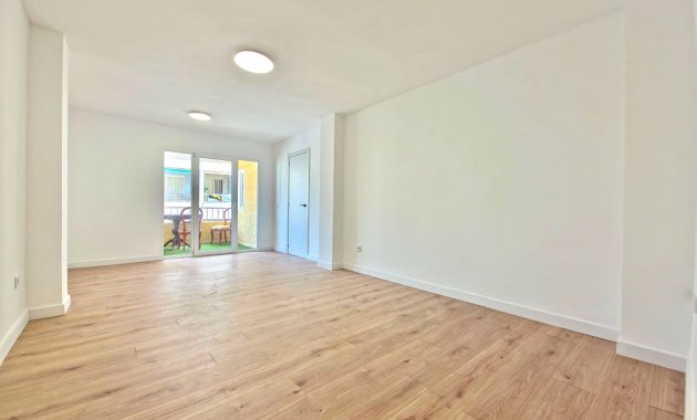 Resale - Apartment  -
Torrevieja - Playa Los Naufragos