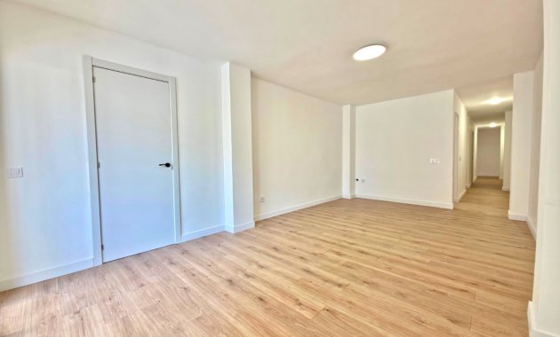 Resale - Apartment  -
Torrevieja - Playa Los Naufragos