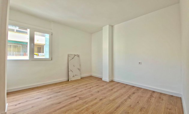 Resale - Apartment  -
Torrevieja - Playa Los Naufragos