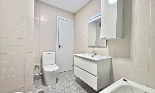 Resale - Apartment  -
Torrevieja - Playa Los Naufragos
