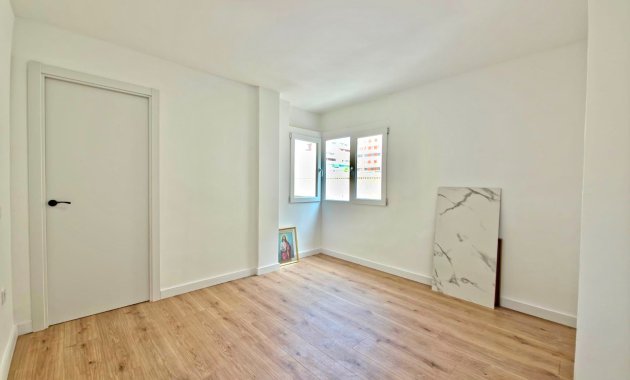 Resale - Apartment  -
Torrevieja - Playa Los Naufragos