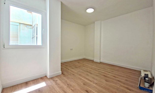 Resale - Apartment  -
Torrevieja - Playa Los Naufragos