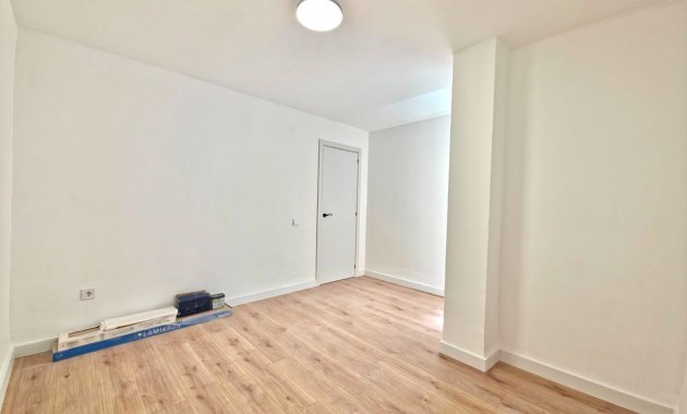 Resale - Apartment  -
Torrevieja - Playa Los Naufragos
